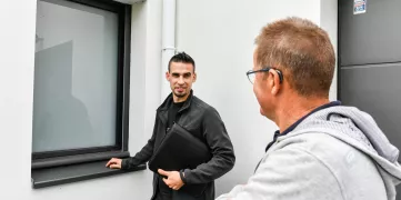 homme conseil sur les fenêtres