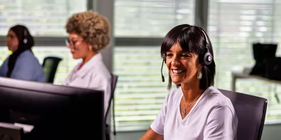 Une conseillère clients qui regarde son ordinateur