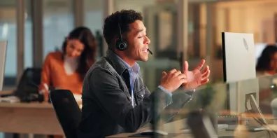 Homme expert au téléphone