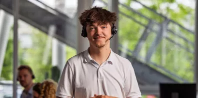 un conseiller clients debout avec un casque