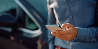 Main avec téléphone