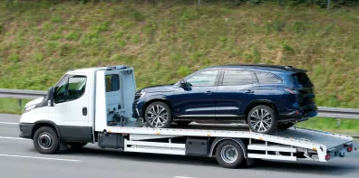 Voiture sur plateau remorquage