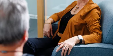 Femme assise avec bracelet téléassistance