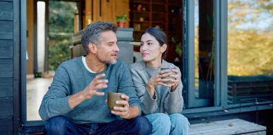 une homme et une femme assis