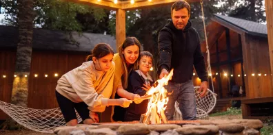 famille autour d'un feu 