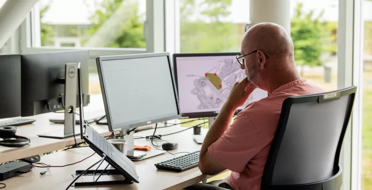 Un conseiller clients qui regarde son ordinateur