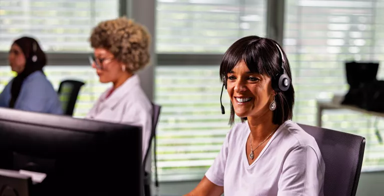 Une conseillère clients qui regarde son ordinateur