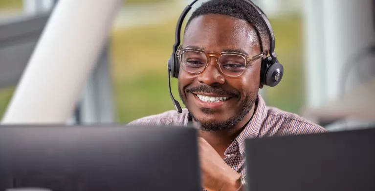 Un conseiller clients qui regarde son ordinateur