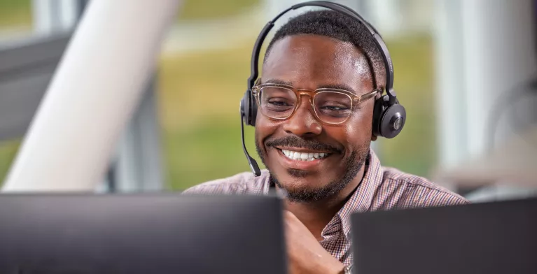 Un conseiller clients qui regarde son ordinateur