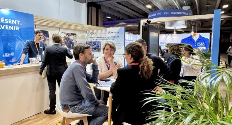 personnes sur le stand IMA