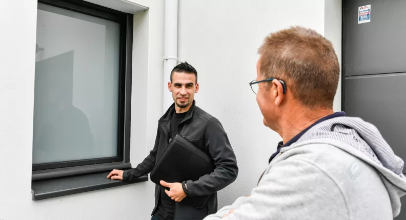 homme conseil sur les fenêtres