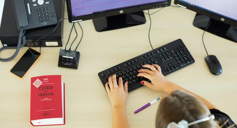 bureau avec code du travail