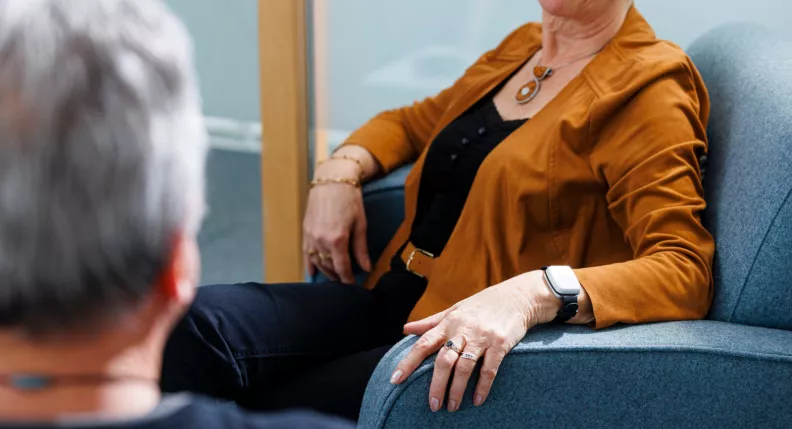 Femme assise avec bracelet téléassistance