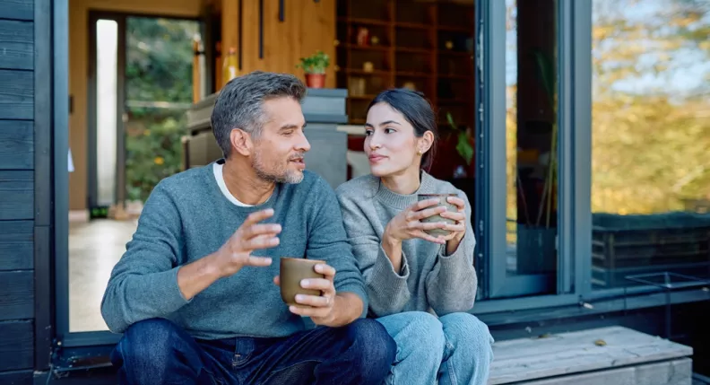 une homme et une femme assis