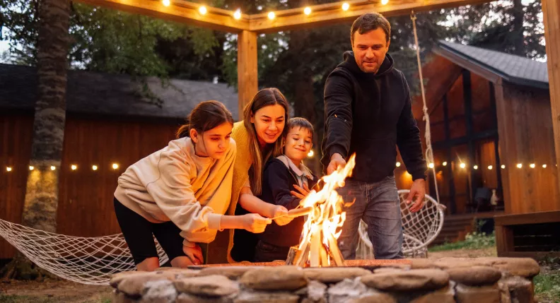 famille autour d'un feu 