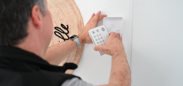 Technicien qui installe une alarme