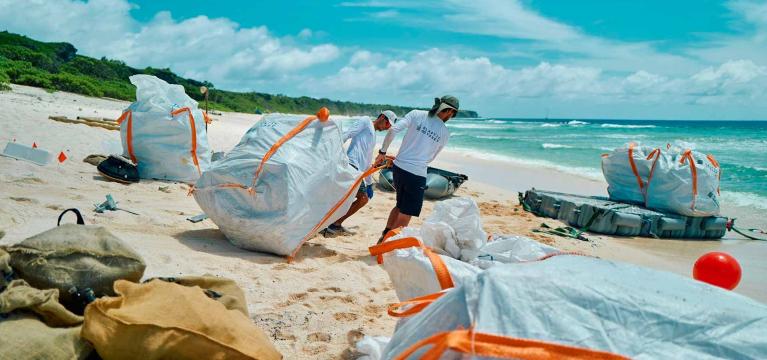 Ramassage des déchets sur l'île d'Henderson