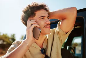 Homme au téléphone