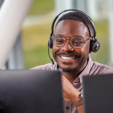 Un conseiller clients qui regarde son ordinateur