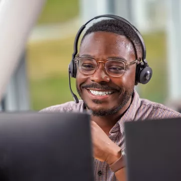 Un conseiller clients qui regarde son ordinateur