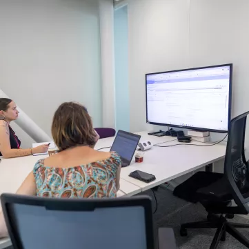 deux personnes regardent un ordi