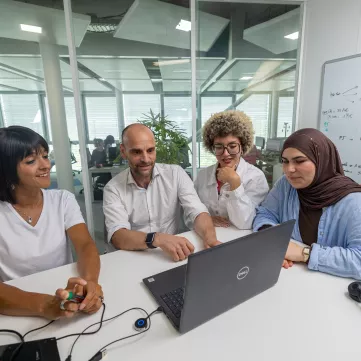 4 conseillers clients regardent un écran