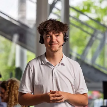 Chargé debout de face