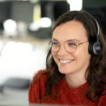 Collaboratrice IMA Protect au téléphone