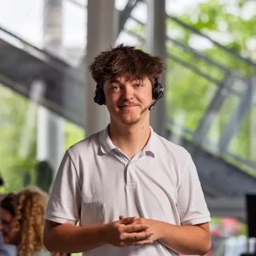 un conseiller clients debout avec un casque
