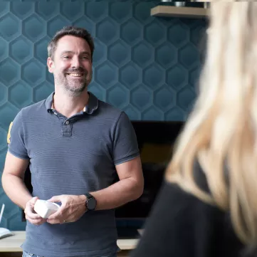 homme souriant avec alarme dans la main