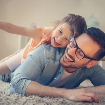 Père et Fille heureux