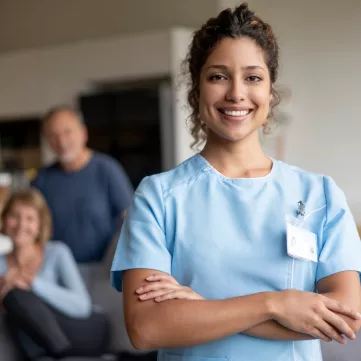 infirmière souriante devant un couple