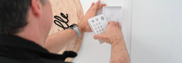 Technicien qui installe une alarme