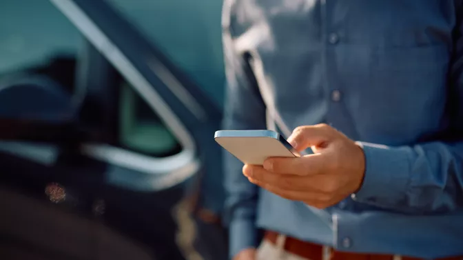 Main avec téléphone