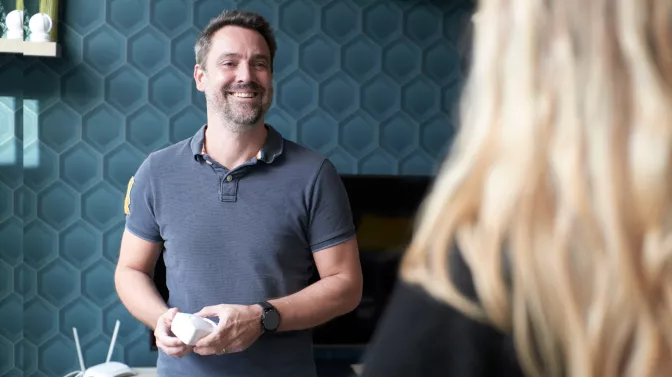 homme souriant avec alarme dans la main