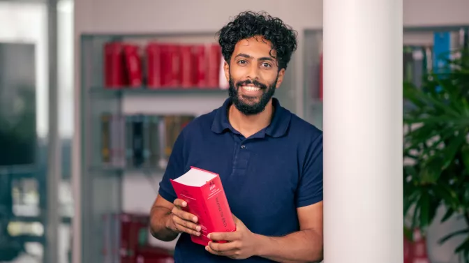 Homme avec un code du travail