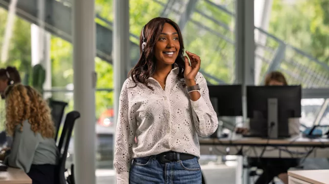 femme souriante debout 