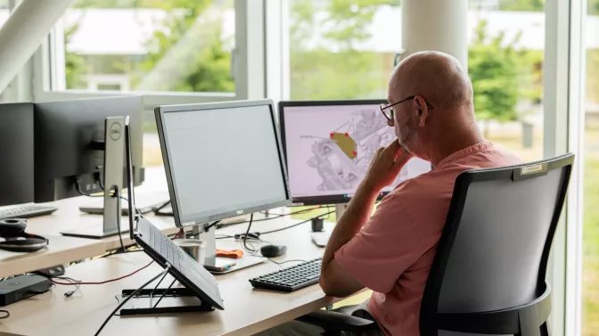 homme face à son ordinateur